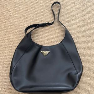 SOLD 🌹Large leather shoulder bag with topstitching